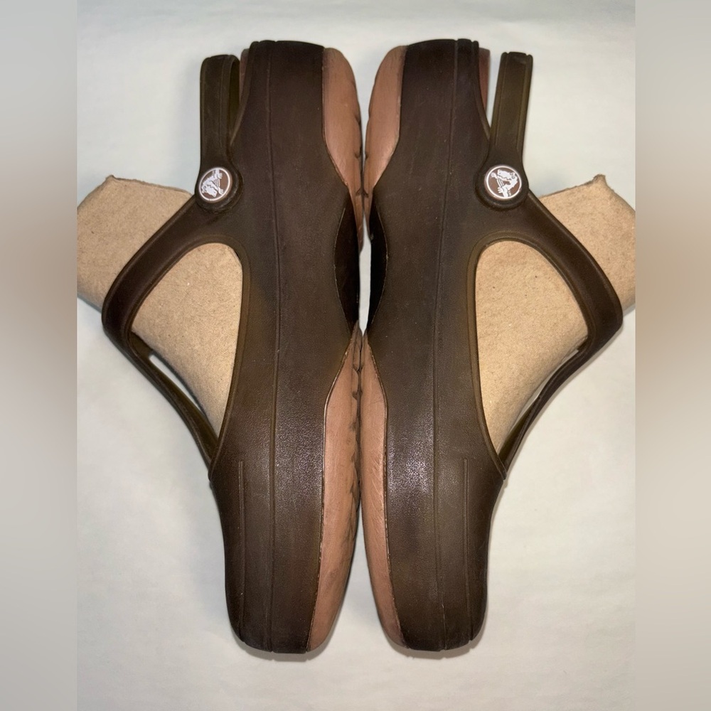 CROCS Women's Size 10 Brown Mary Jane Classic T-Strap Clogs Pivoting Heel Strap - Picture 3 of 9